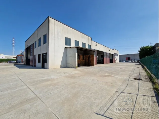 Appartamenti in Vendita - Capannone indipendente zona alta visibilità sulla ss11