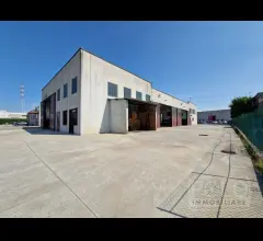 Appartamenti in Vendita - Capannone indipendente zona alta visibilità sulla ss11
