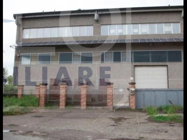 Appartamenti in Vendita - Magazzino di 600mq con uffici su 2 livelli