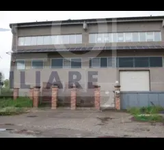 Appartamenti in Vendita - Magazzino di 600mq con uffici su 2 livelli