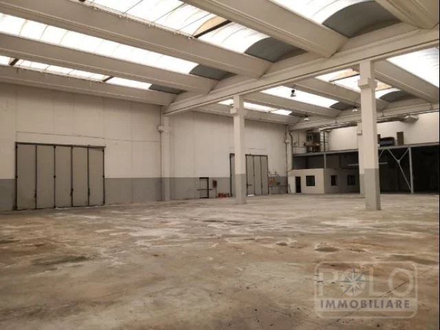 Magazzino con uffici di 2735mq