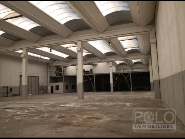 Appartamenti in Vendita - Magazzino con uffici di 2735mq