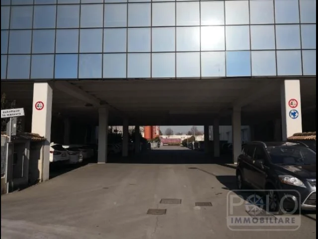 Appartamenti in Vendita - Magazzino con uffici di 2735mq