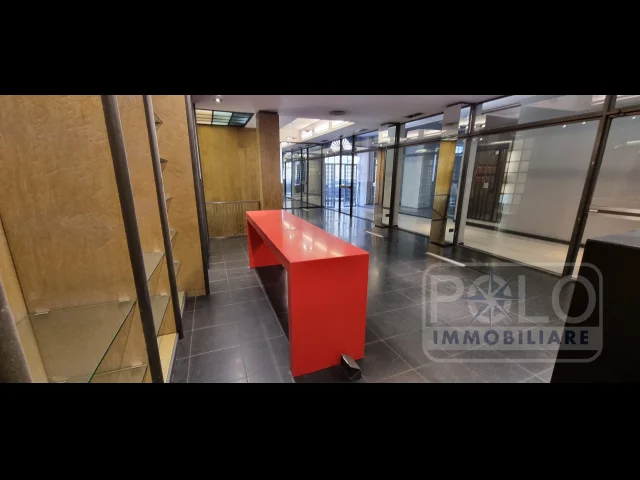 Appartamenti in Vendita - Negozio adiacente via mazzini, verona, centro storico