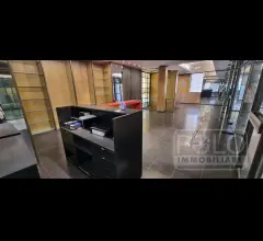Appartamenti in Vendita - Negozio adiacente via mazzini, verona, centro storico