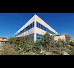 Capannone su 2 livelli ex palestra per 2000mq coperti