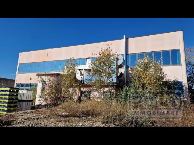 Appartamenti in Vendita - Capannone su 2 livelli ex palestra per 2000mq coperti