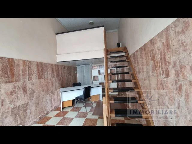 Appartamenti in Vendita - Negozio con soppalco e altro locale seminterrato