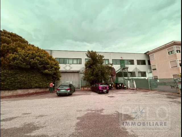 Capannone di 5800mq e 3300mq esterni da ristrutturare