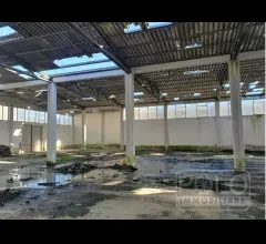 Appartamenti in Vendita - Magazzino da ristrutturare di circa 1200mq scv 600mq esterni