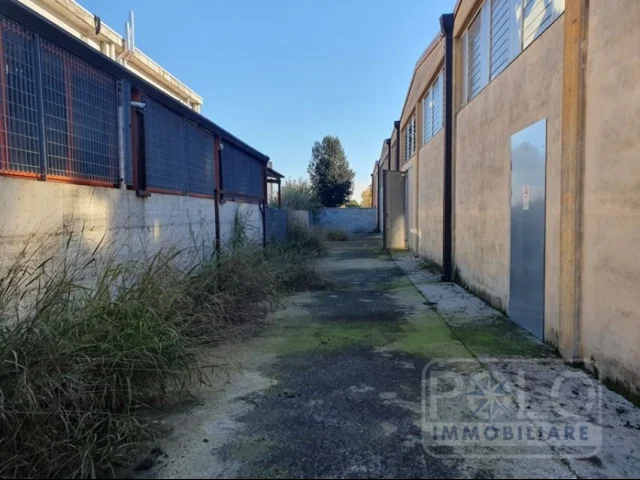 Appartamenti in Vendita - Magazzino da ristrutturare di circa 1200mq scv 600mq esterni