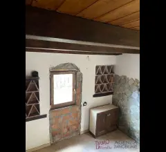 Interessante magazzino in vendita a quiesa