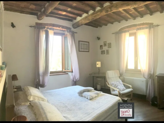 Rustico di grandi dimensioni ristrutturato con giardino