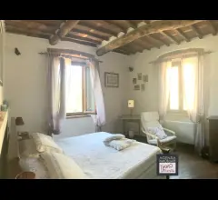 Appartamenti in Vendita - Rustico di grandi dimensioni ristrutturato con giardino