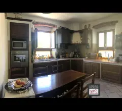 Appartamenti in Vendita - Rustico di grandi dimensioni ristrutturato con giardino