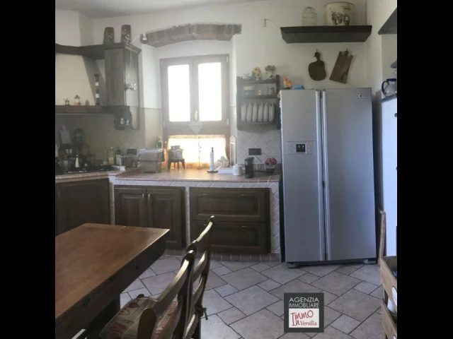 Appartamenti in Vendita - Rustico di grandi dimensioni ristrutturato con giardino