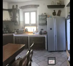 Appartamenti in Vendita - Rustico di grandi dimensioni ristrutturato con giardino