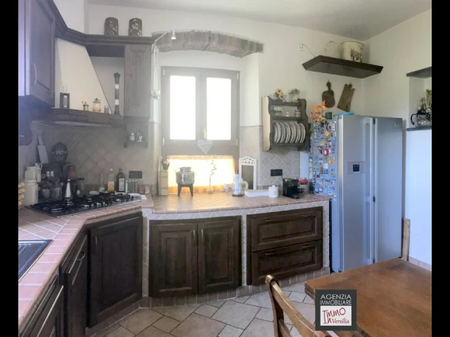 Appartamenti in Vendita - Rustico di grandi dimensioni ristrutturato con giardino