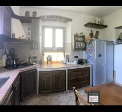 Appartamenti in Vendita - Rustico di grandi dimensioni ristrutturato con giardino