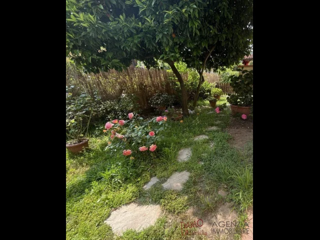 Appartamenti in Vendita - Villetta indipendente con giardino e posto auto
