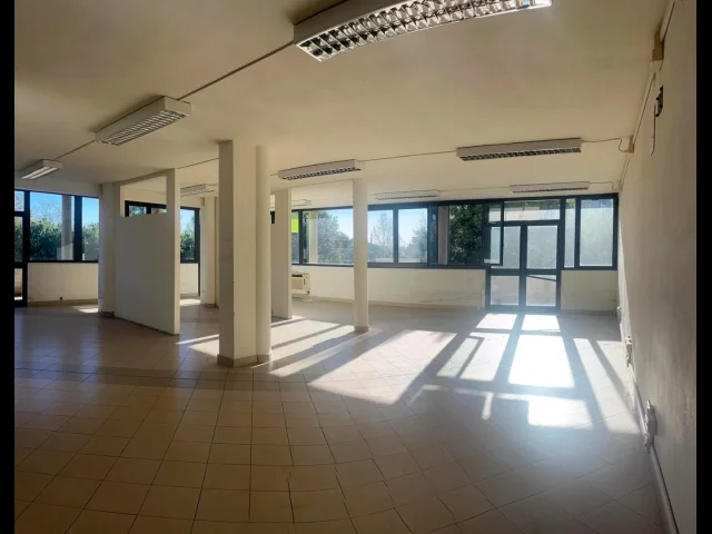 Proprietà direzionale con parcheggio
