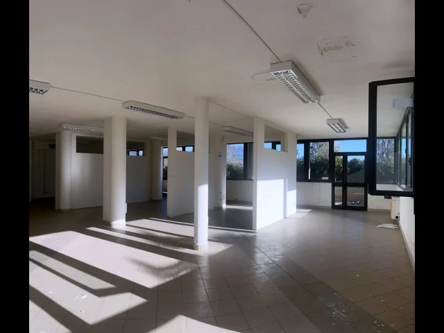 Appartamenti in Vendita - Proprietà direzionale con parcheggio