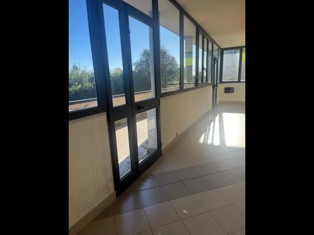 Appartamenti in Vendita - Proprietà direzionale con parcheggio