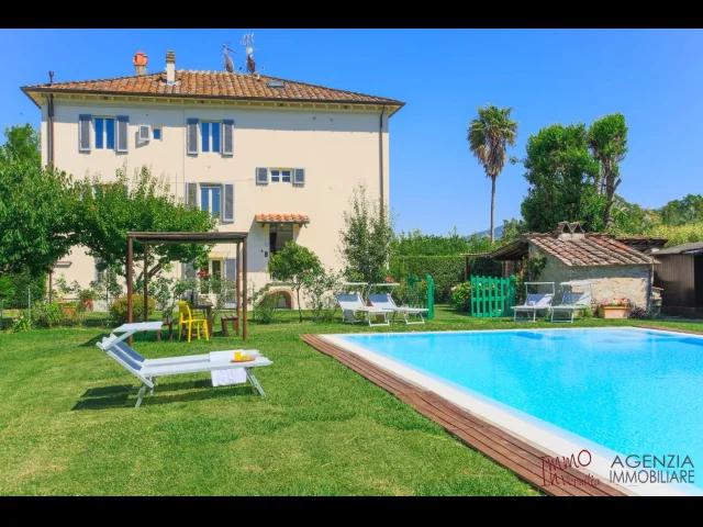 Lucca: elegante proprietà con dependance e piscina