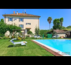 Appartamenti in Vendita - Lucca: elegante proprietà con dependance e piscina