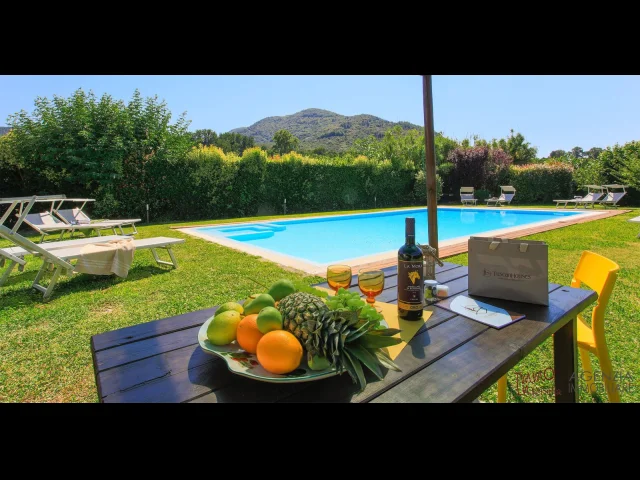 Appartamenti in Vendita - Lucca: elegante proprietà con dependance e piscina