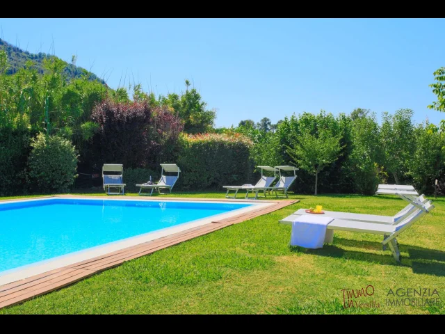 Appartamenti in Vendita - Lucca: elegante proprietà con dependance e piscina
