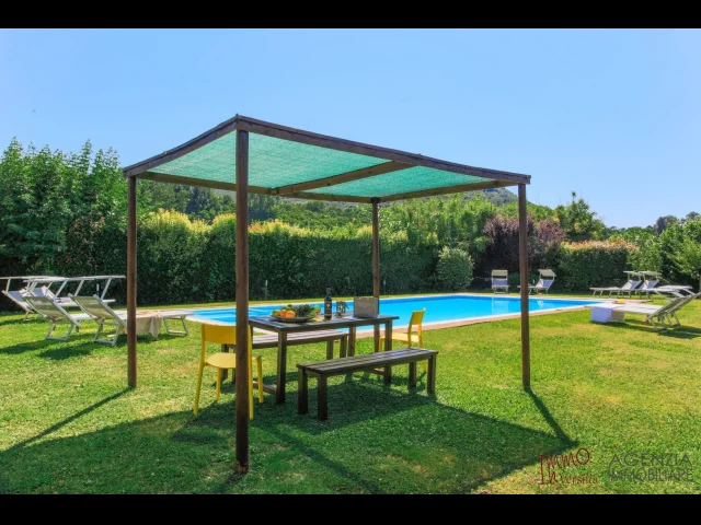 Appartamenti in Vendita - Lucca: elegante proprietà con dependance e piscina