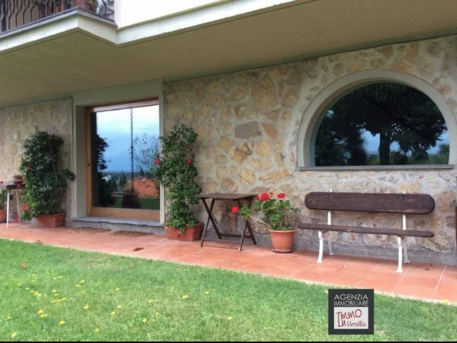 Bella villa in posizione dominante con piscina