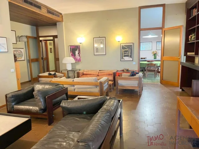 Appartamenti in Vendita - Viareggio : grande appartamento signorile con vista mare