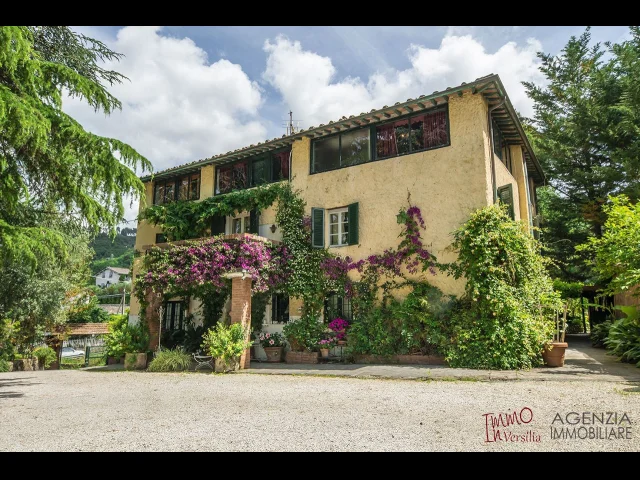 Appartamenti in Vendita - Signorile villa stile rustico toscano