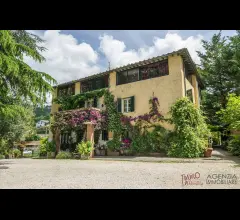 Appartamenti in Vendita - Signorile villa stile rustico toscano