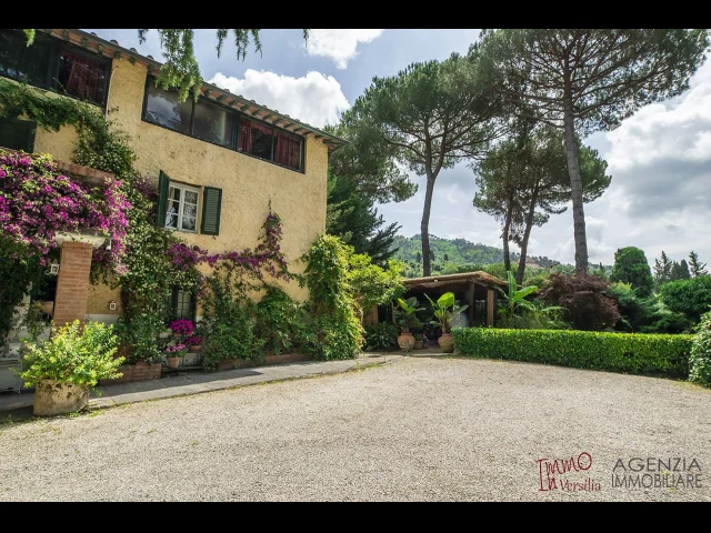 Appartamenti in Vendita - Signorile villa stile rustico toscano