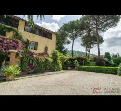 Appartamenti in Vendita - Signorile villa stile rustico toscano