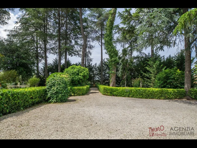 Appartamenti in Vendita - Signorile villa stile rustico toscano