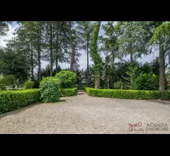 Appartamenti in Vendita - Signorile villa stile rustico toscano