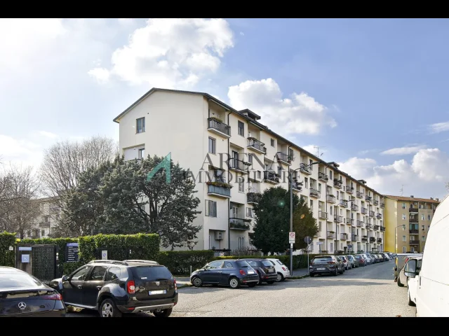 Appartamenti in Vendita - Via barigozzi - 4 locali - piano alto - m4 repetti