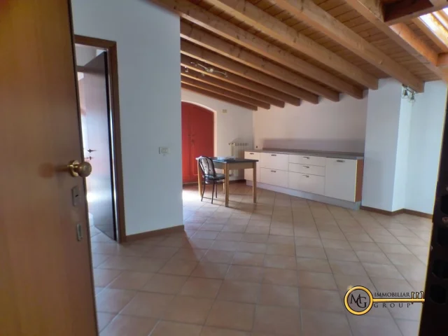 Bilocale con travi a vista