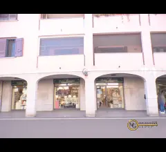Appartamenti in Vendita - Negozio 3 luci in zona centrale