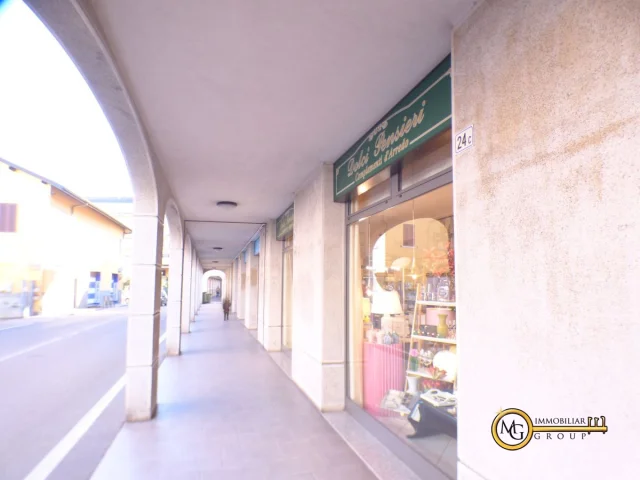 Appartamenti in Vendita - Negozio 3 luci in zona centrale