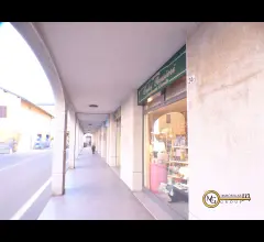 Appartamenti in Vendita - Negozio 3 luci in zona centrale