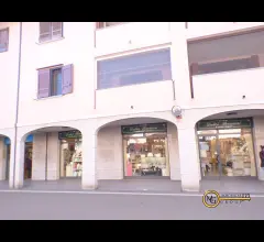 Appartamenti in Vendita - Negozio 3 luci in zona centrale