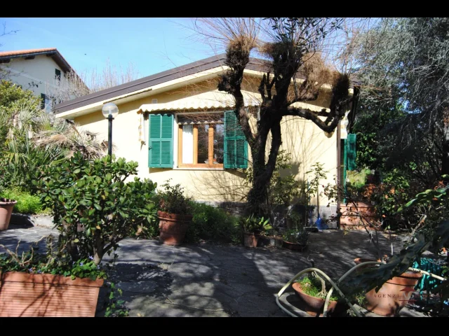 Casa indipendente con parcheggio e giardino