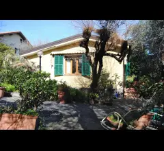 Casa indipendente con parcheggio e giardino