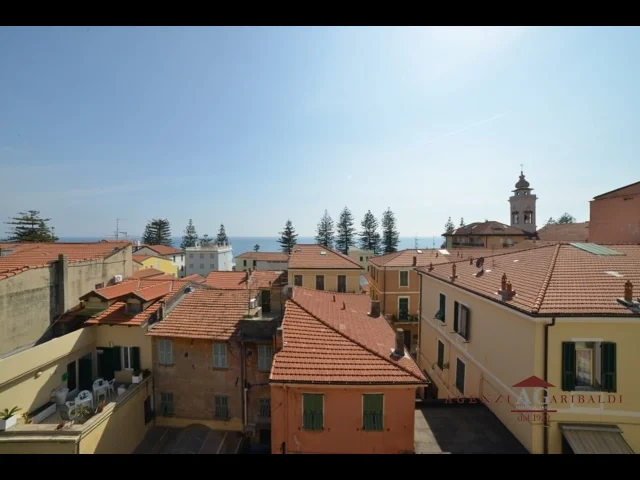 Grande appartamento attico su due piani con vista mare