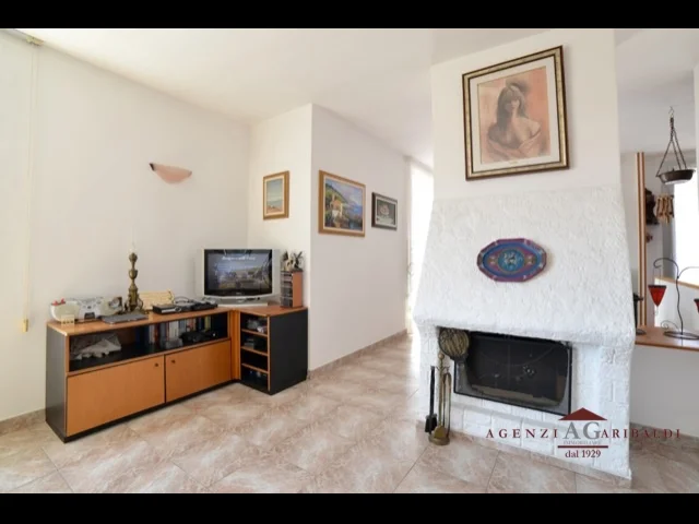 Appartamenti in Vendita - Grande appartamento attico su due piani con vista mare